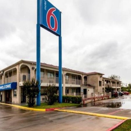 Motel 6 San Antonio, Tx - Frost Bank Center Esterno foto