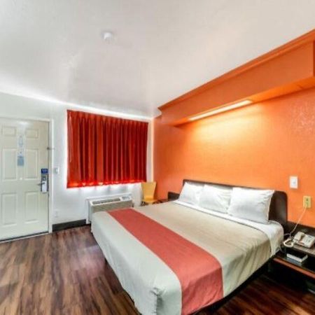 Motel 6 San Antonio, Tx - Frost Bank Center Esterno foto