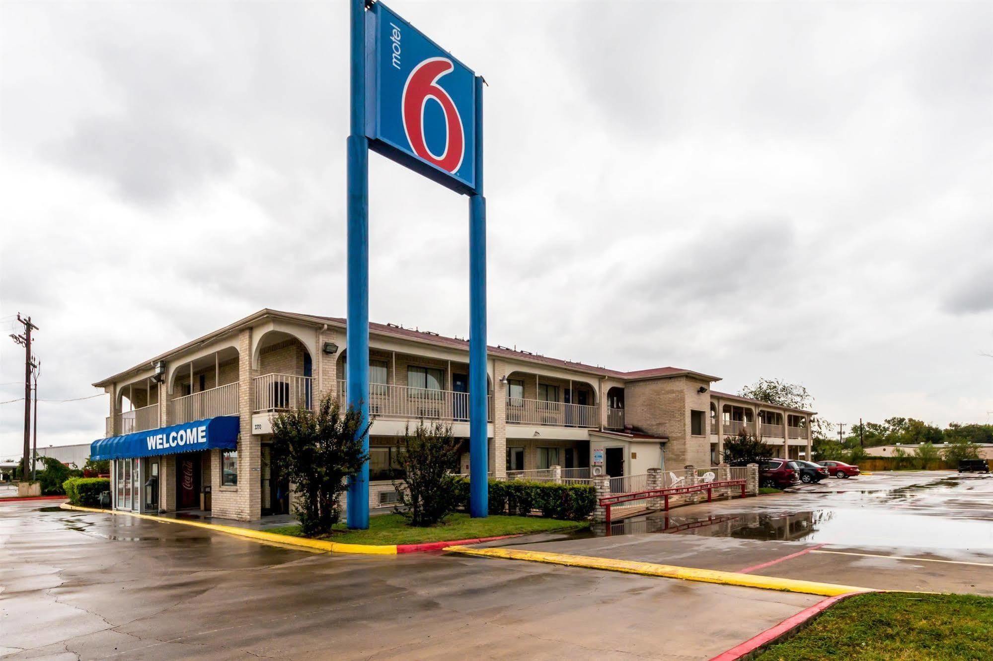Motel 6 San Antonio, Tx - Frost Bank Center Esterno foto