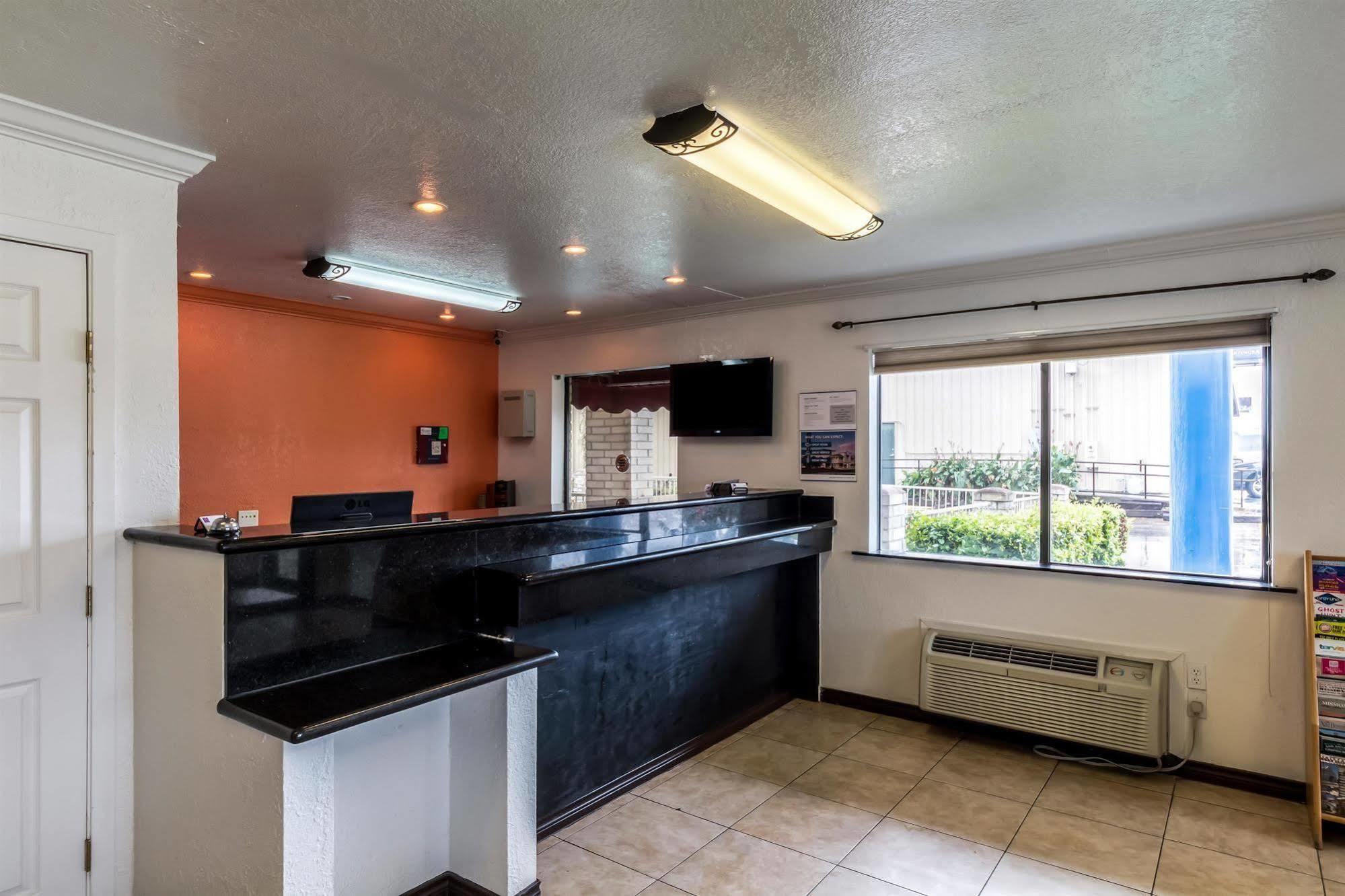 Motel 6 San Antonio, Tx - Frost Bank Center Esterno foto