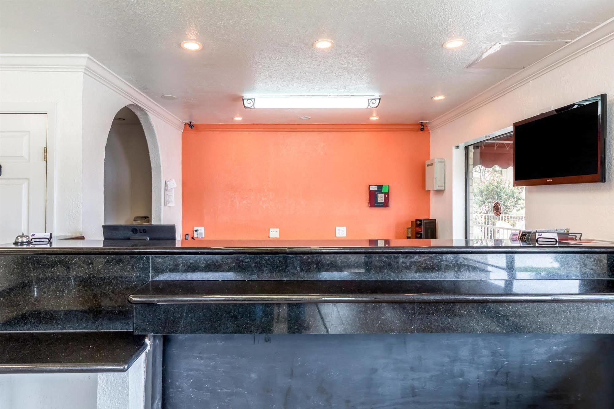 Motel 6 San Antonio, Tx - Frost Bank Center Esterno foto