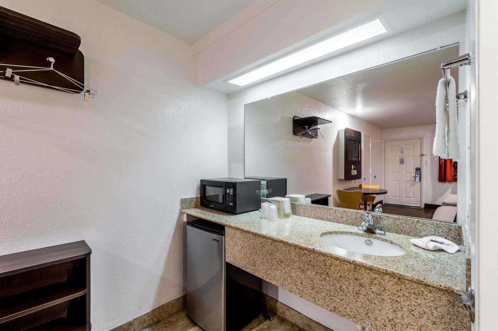 Motel 6 San Antonio, Tx - Frost Bank Center Esterno foto