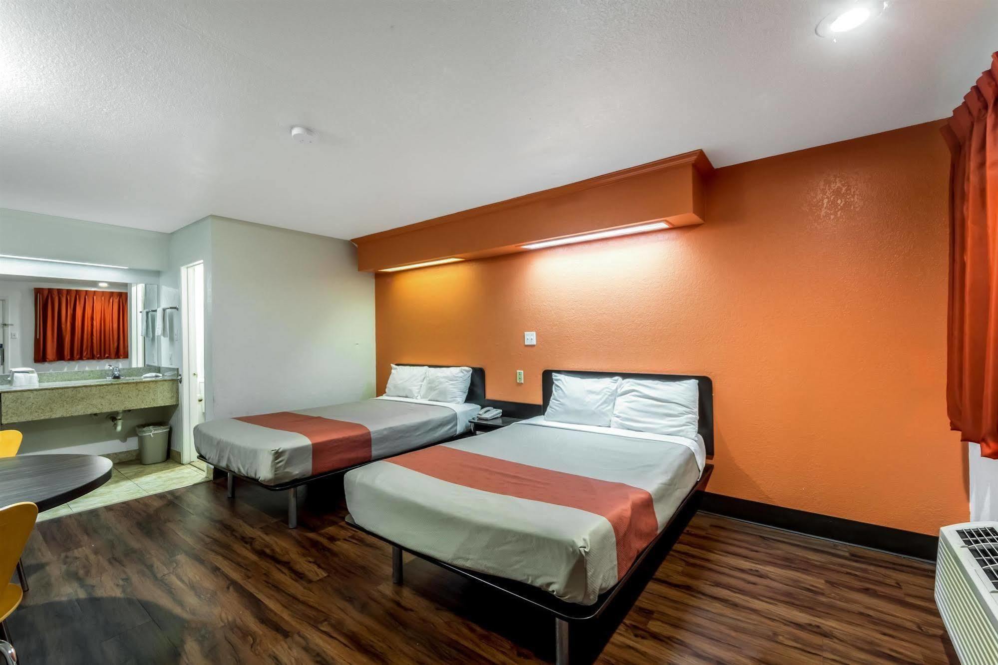 Motel 6 San Antonio, Tx - Frost Bank Center Esterno foto