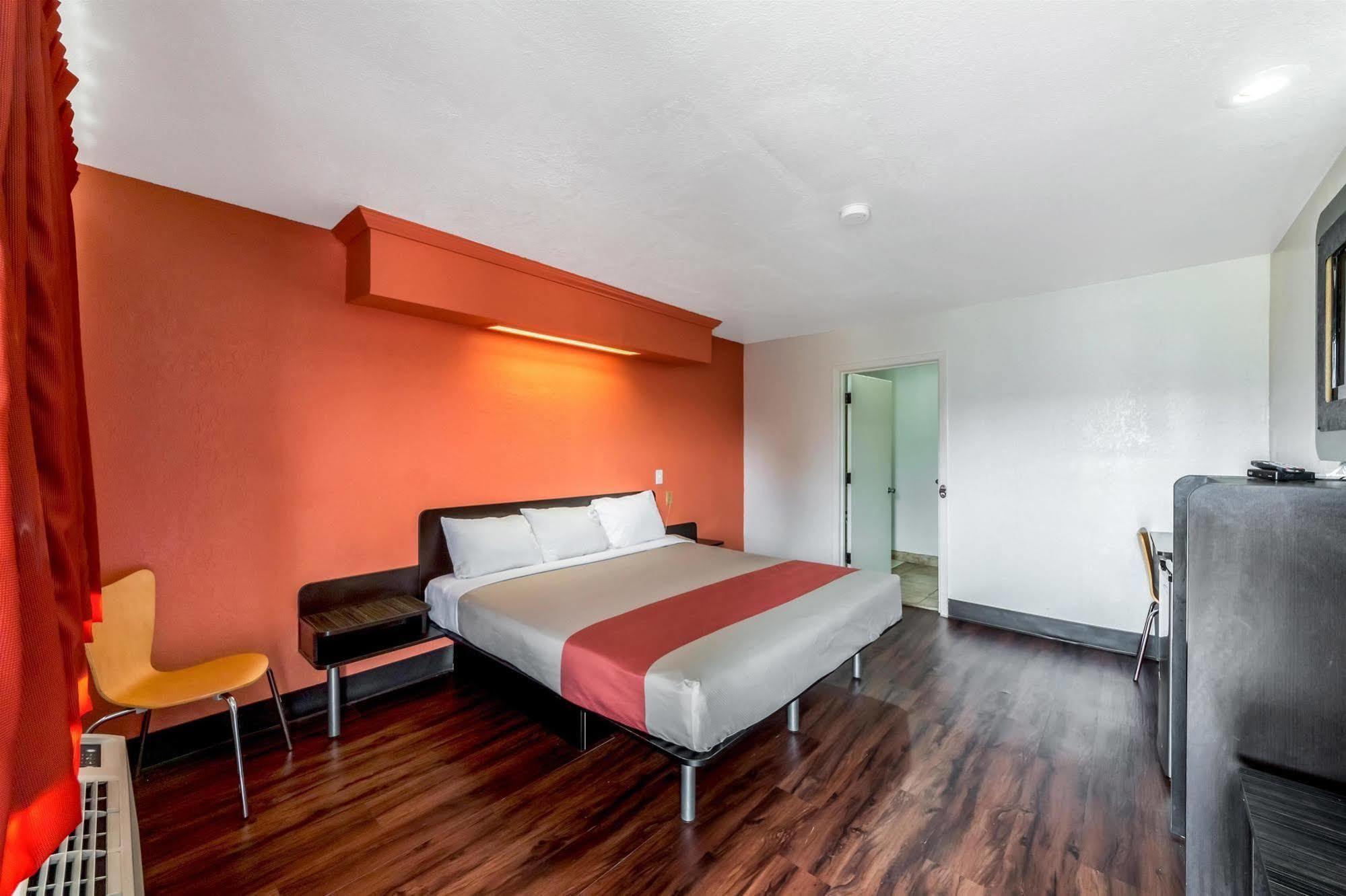 Motel 6 San Antonio, Tx - Frost Bank Center Esterno foto