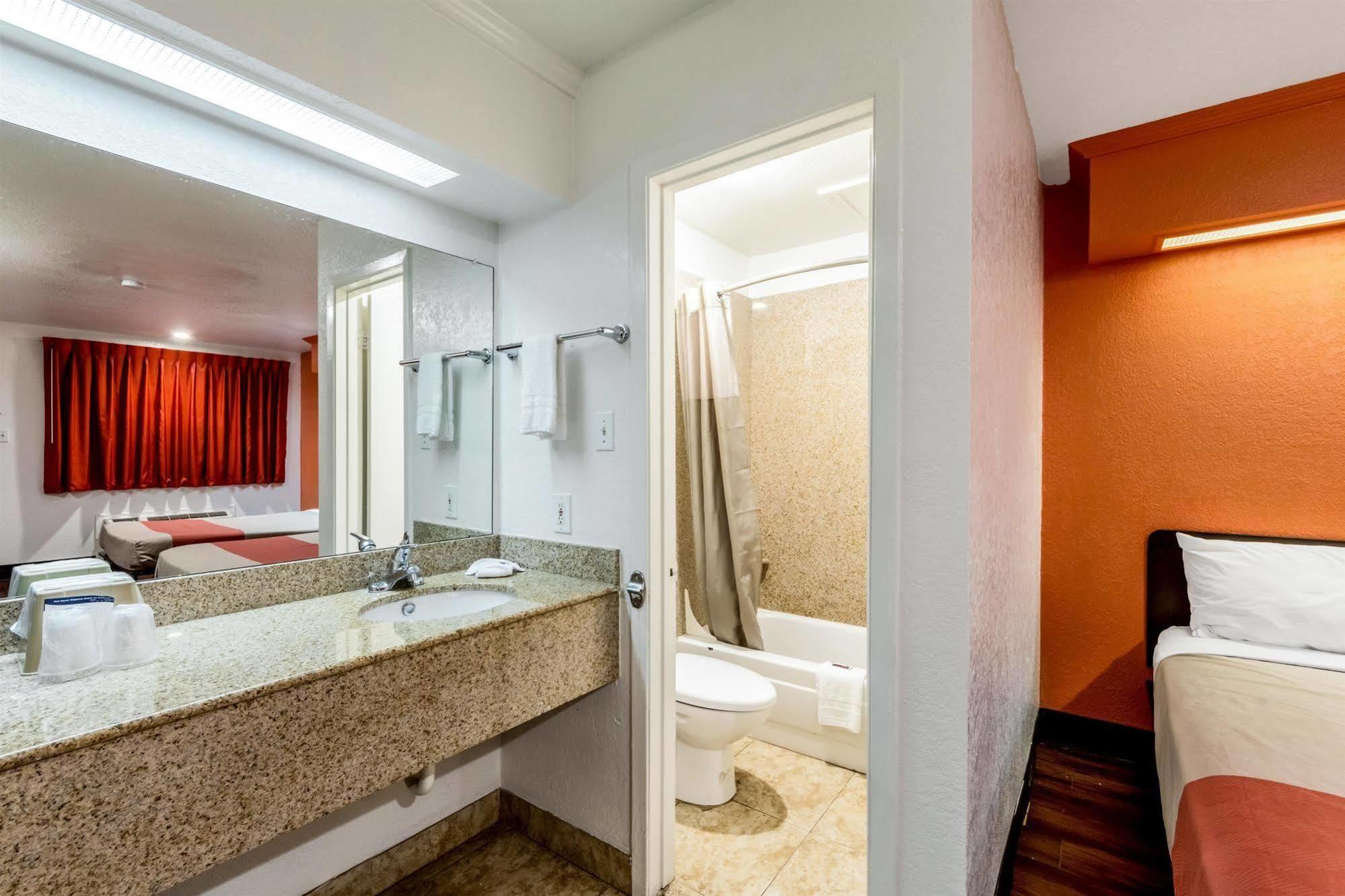 Motel 6 San Antonio, Tx - Frost Bank Center Esterno foto