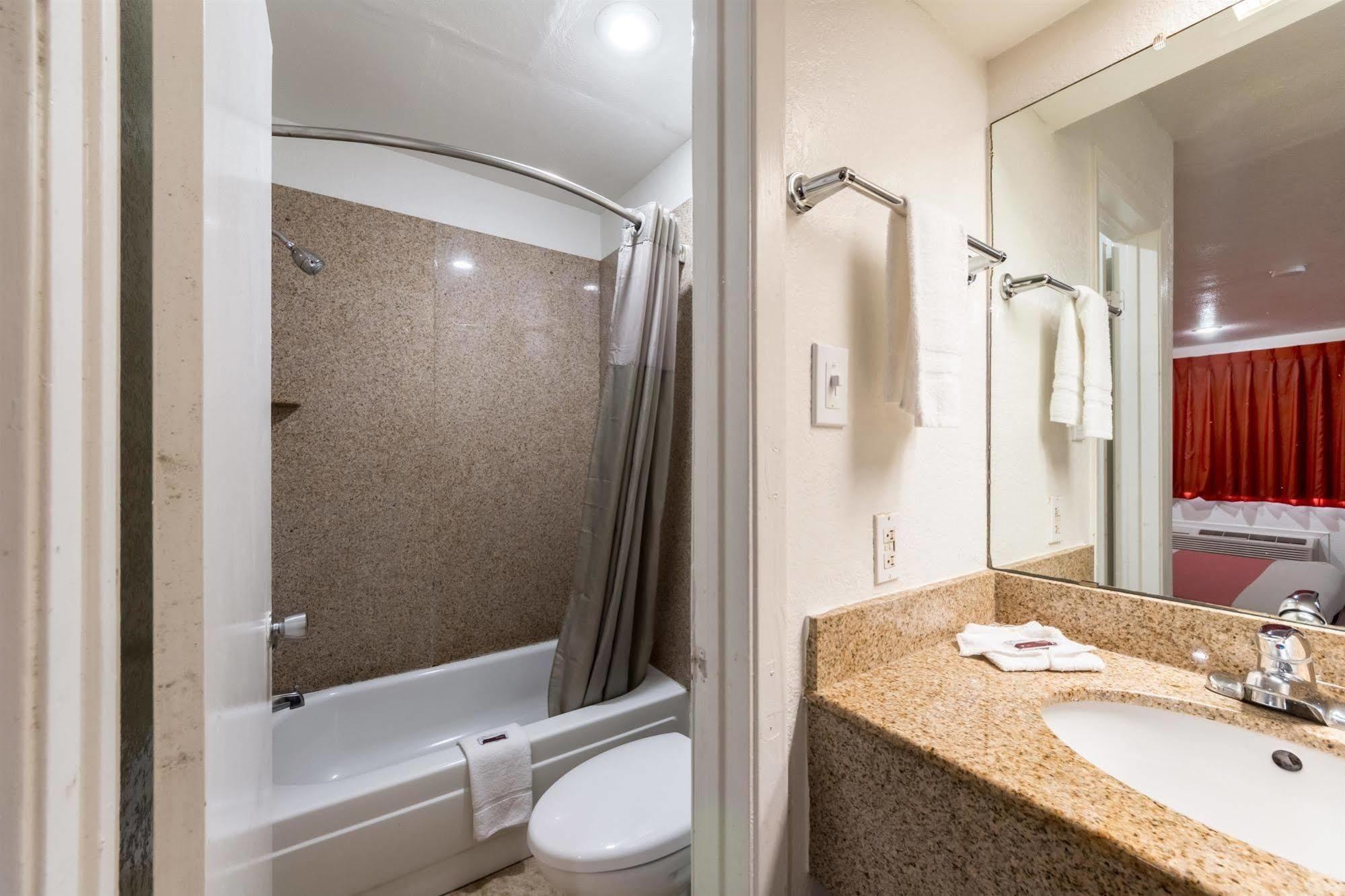 Motel 6 San Antonio, Tx - Frost Bank Center Esterno foto