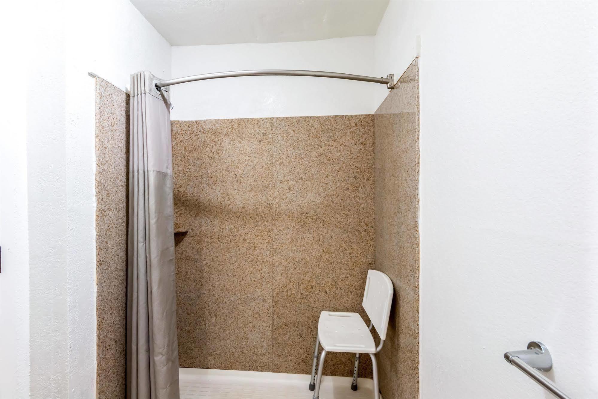 Motel 6 San Antonio, Tx - Frost Bank Center Esterno foto