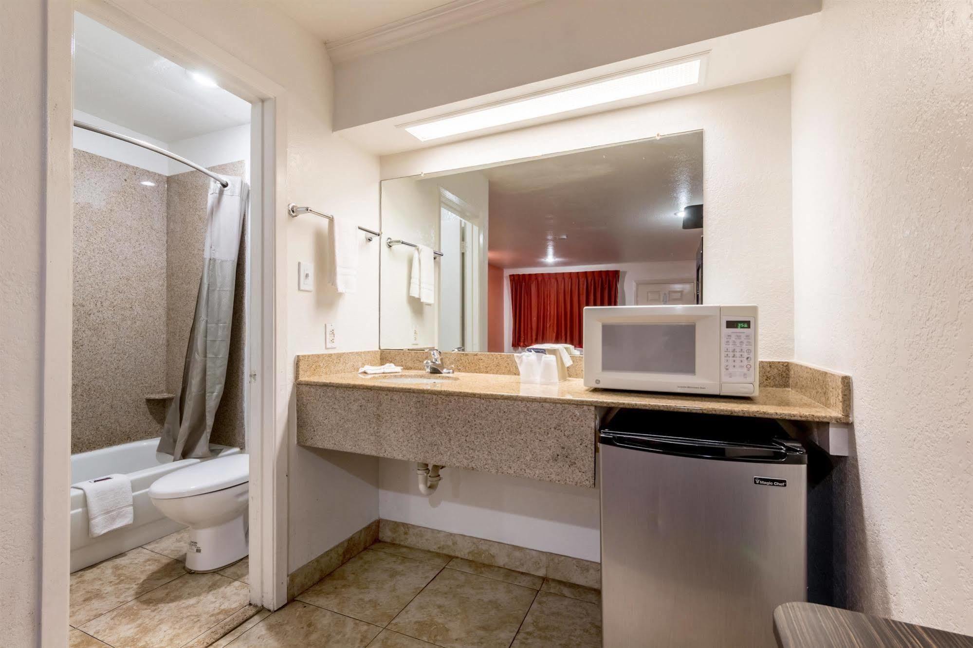 Motel 6 San Antonio, Tx - Frost Bank Center Esterno foto