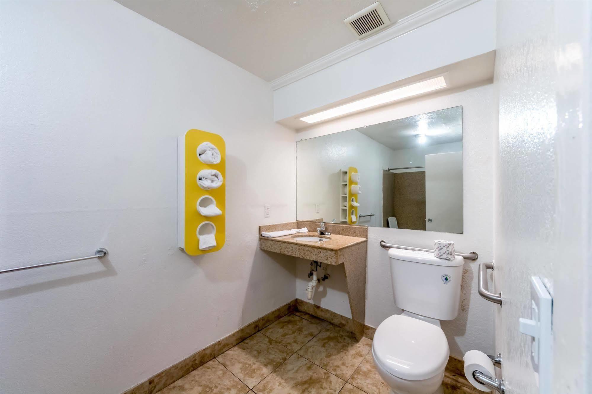 Motel 6 San Antonio, Tx - Frost Bank Center Esterno foto
