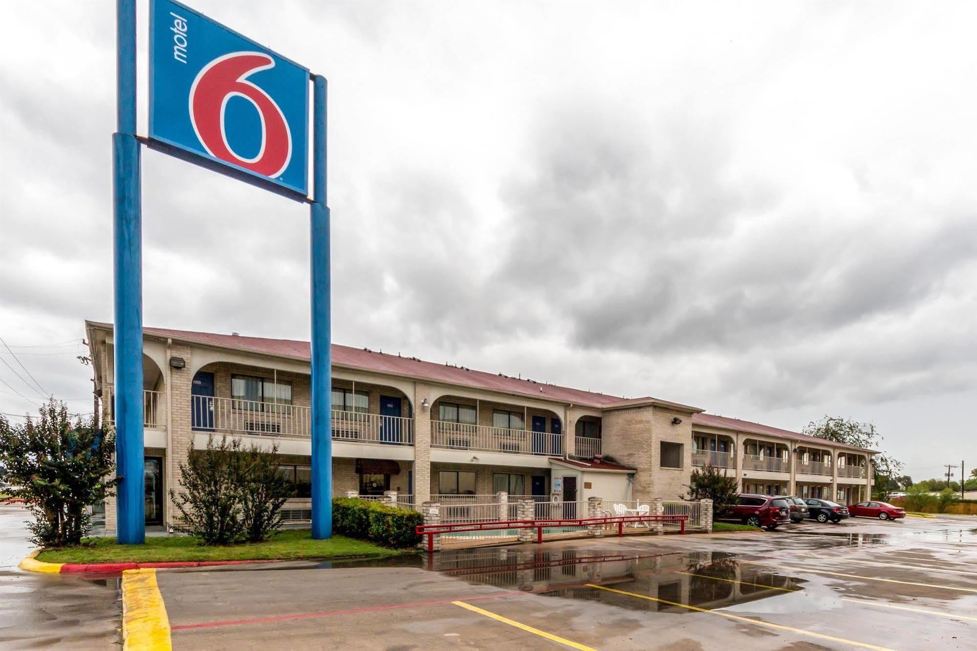 Motel 6 San Antonio, Tx - Frost Bank Center Esterno foto
