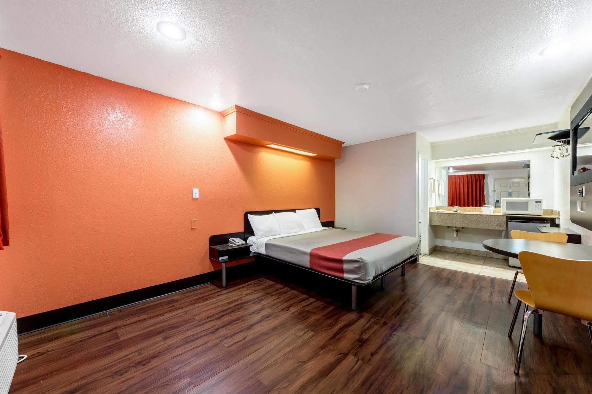 Motel 6 San Antonio, Tx - Frost Bank Center Esterno foto