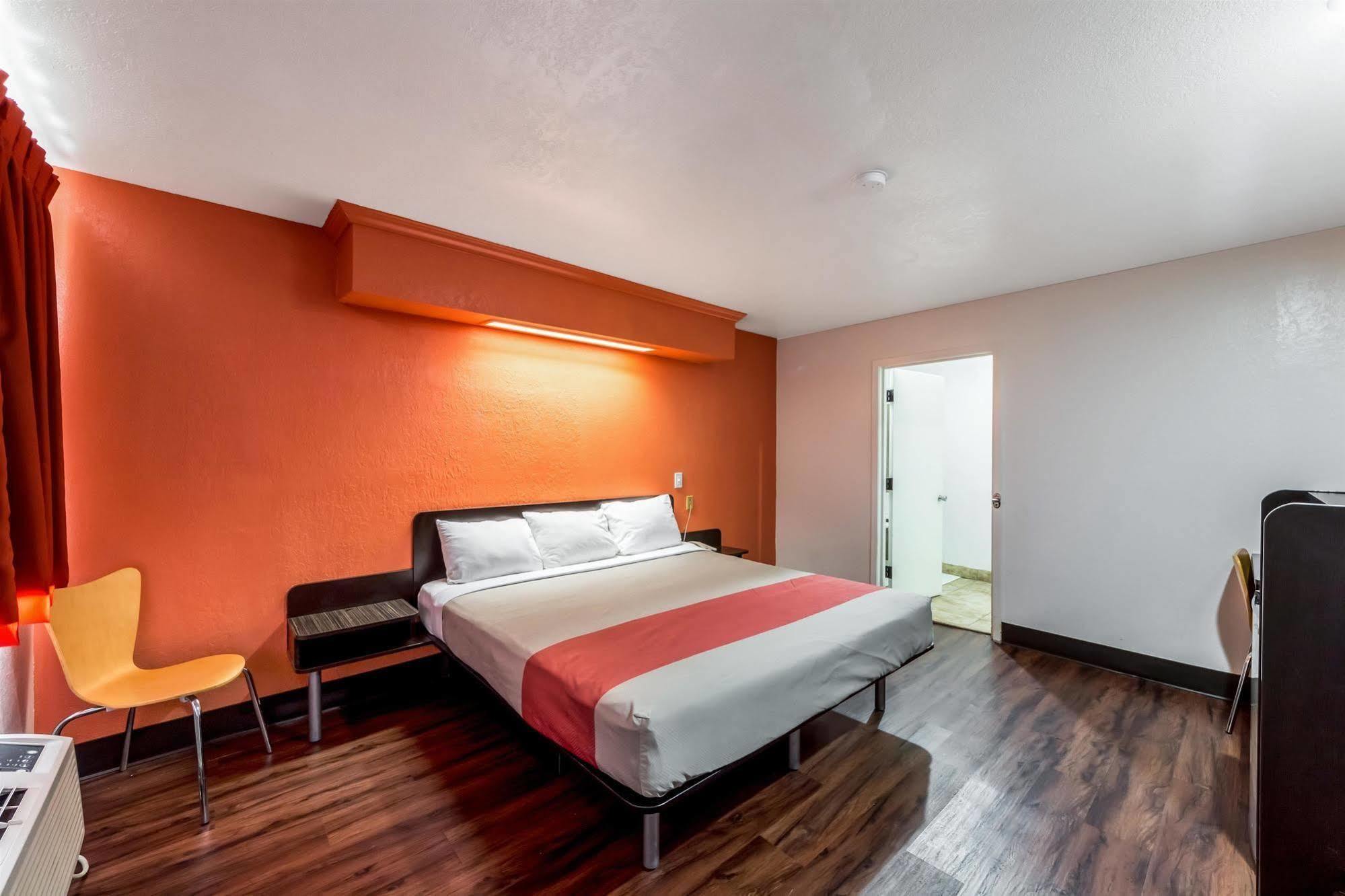 Motel 6 San Antonio, Tx - Frost Bank Center Esterno foto