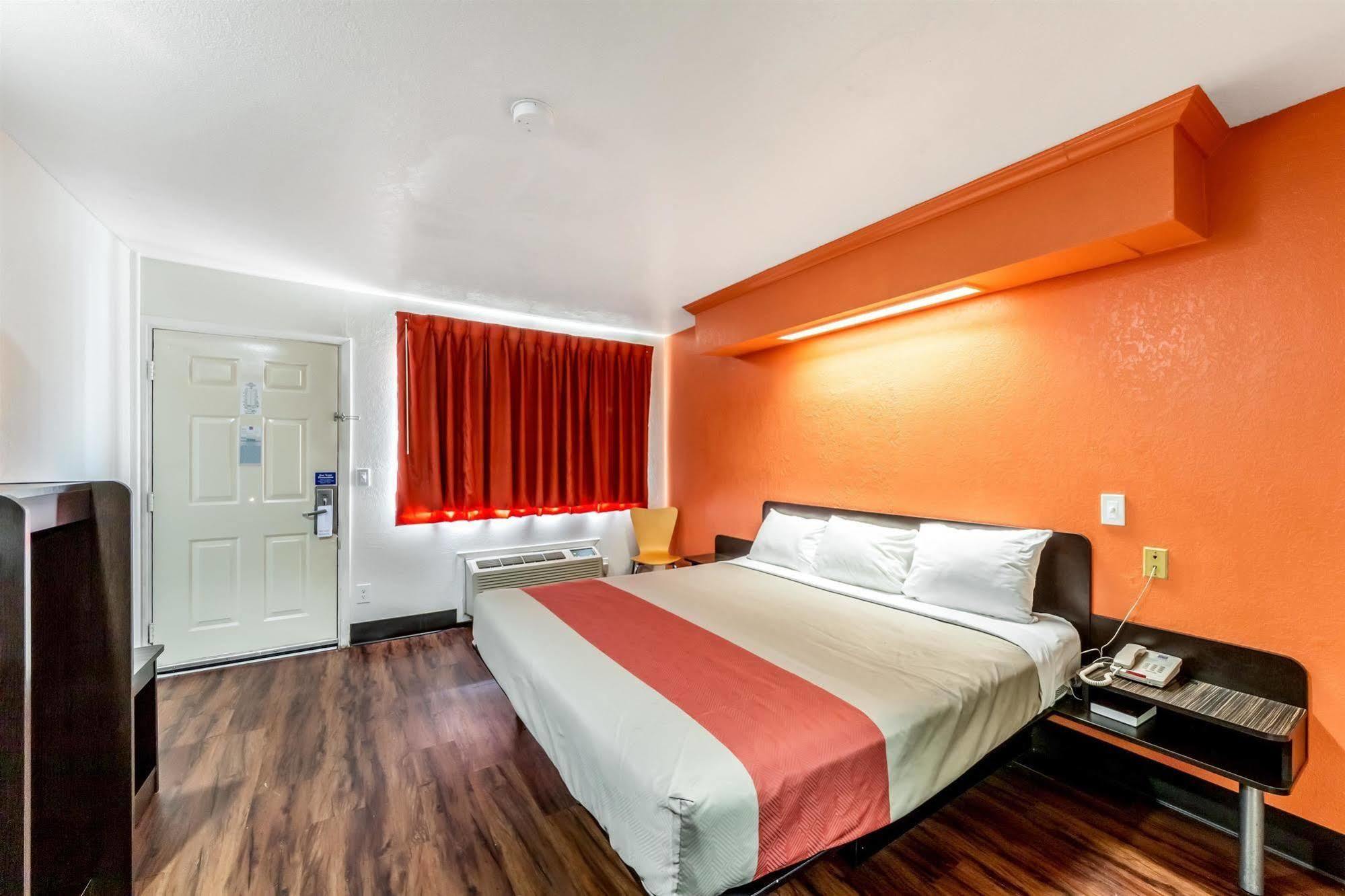 Motel 6 San Antonio, Tx - Frost Bank Center Esterno foto