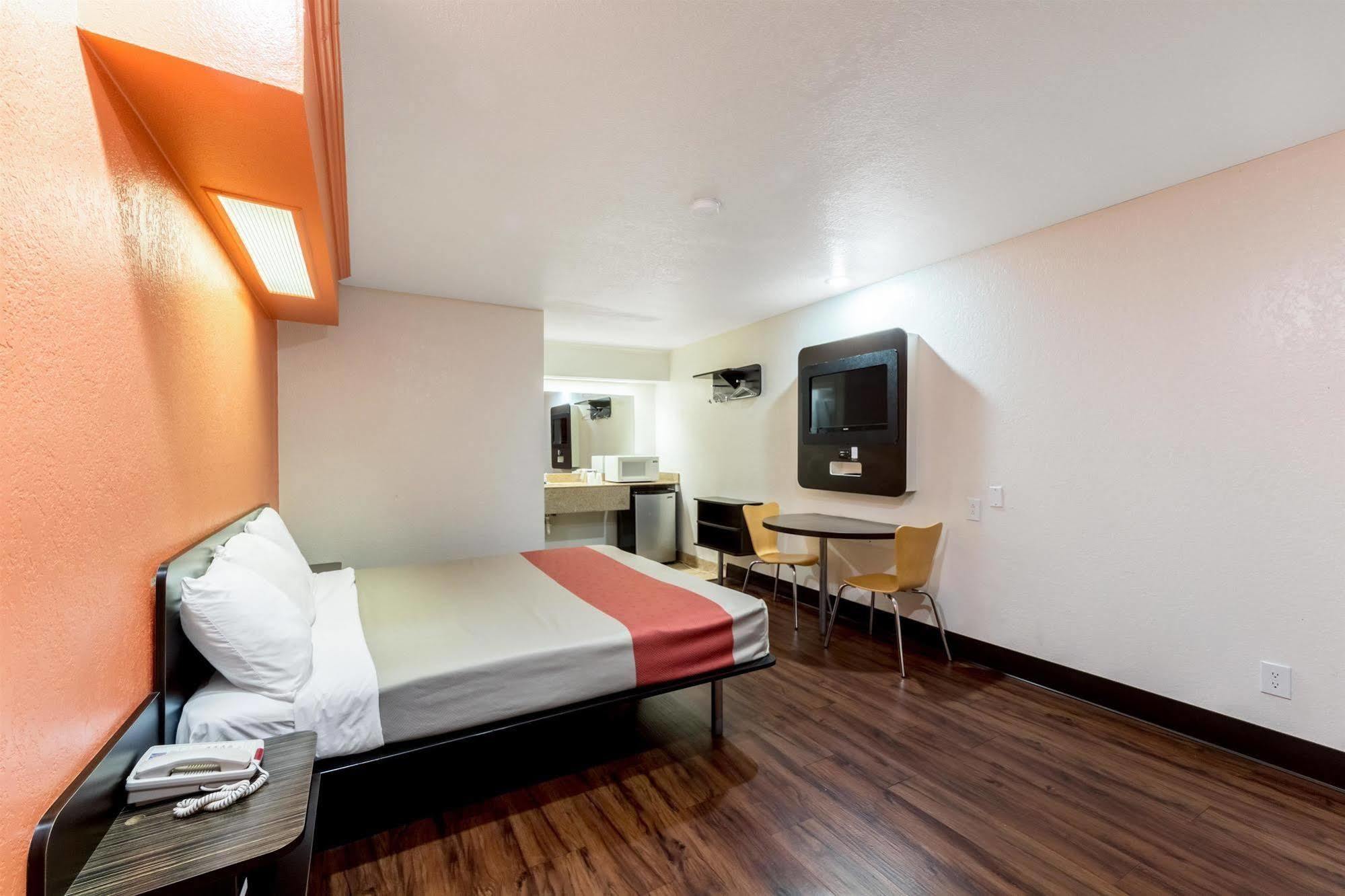 Motel 6 San Antonio, Tx - Frost Bank Center Esterno foto