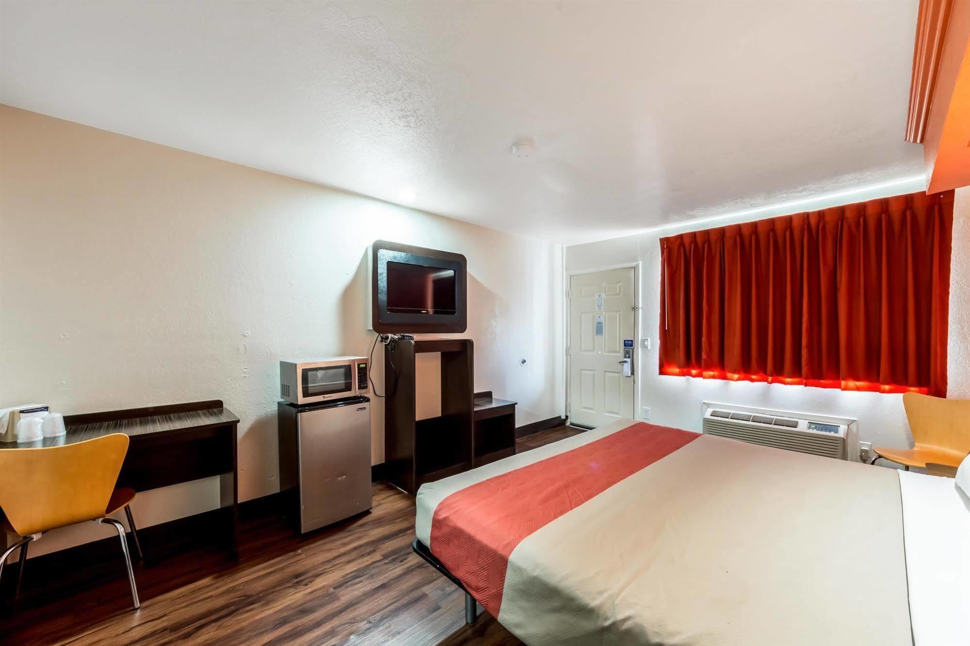 Motel 6 San Antonio, Tx - Frost Bank Center Esterno foto