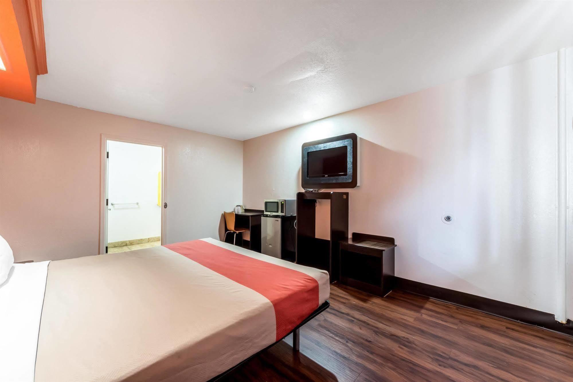 Motel 6 San Antonio, Tx - Frost Bank Center Esterno foto