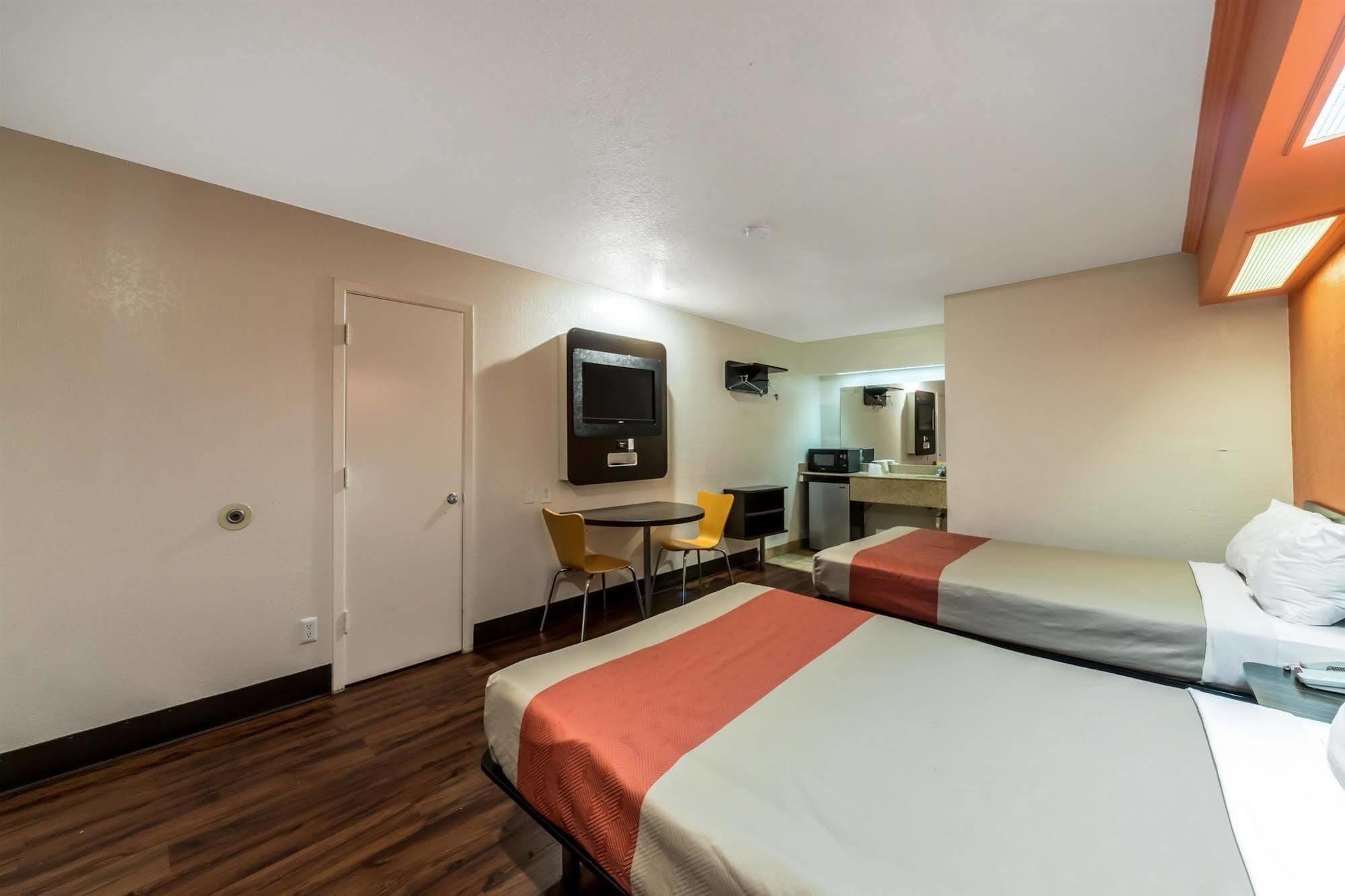 Motel 6 San Antonio, Tx - Frost Bank Center Esterno foto