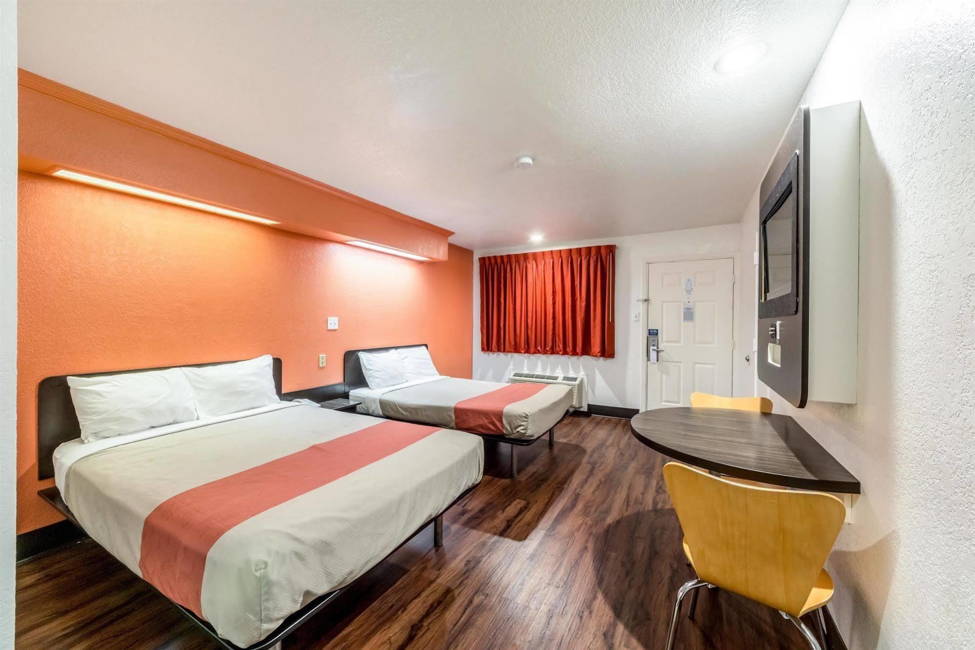 Motel 6 San Antonio, Tx - Frost Bank Center Esterno foto