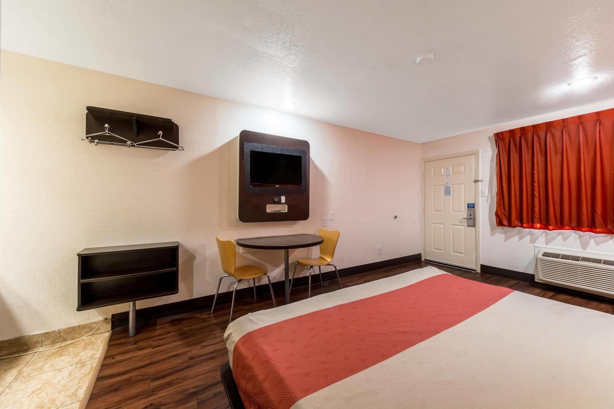 Motel 6 San Antonio, Tx - Frost Bank Center Esterno foto