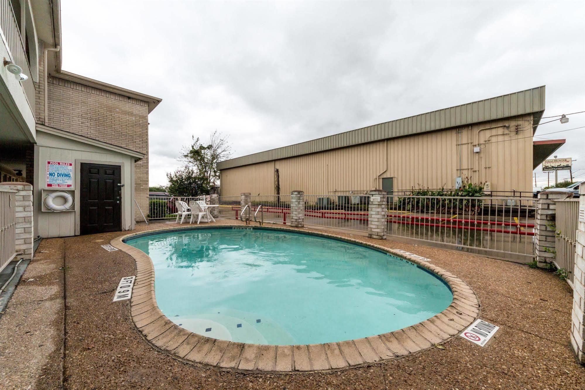 Motel 6 San Antonio, Tx - Frost Bank Center Esterno foto